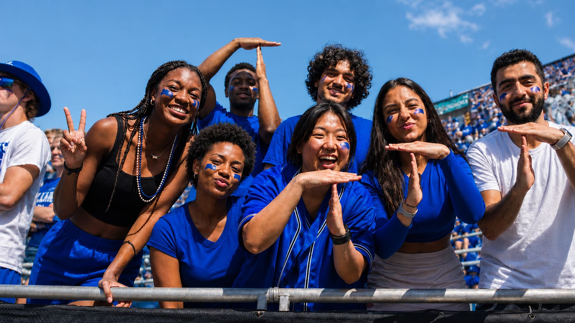 Groupe d’étudiants festifs célébrant dans les gradins d’un stade