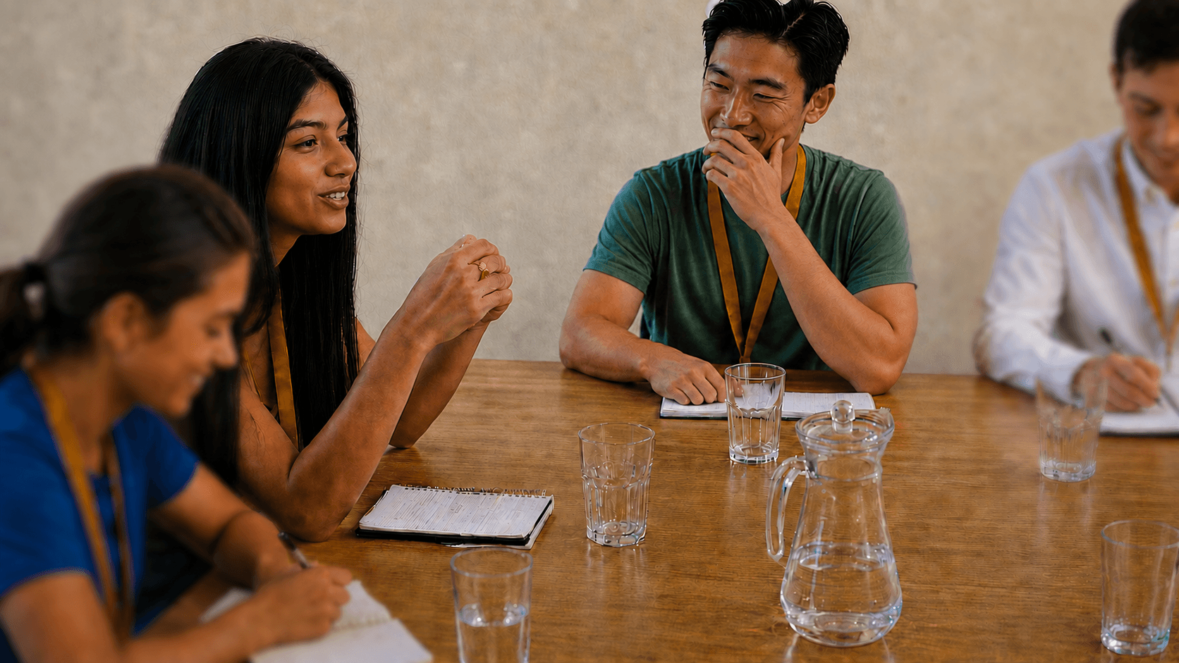 Groupe d’étudiants et personnes-ressources échangeant autour d’une table